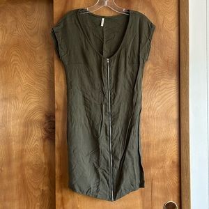 Honey Punch: women’s army green color dress, size small.
